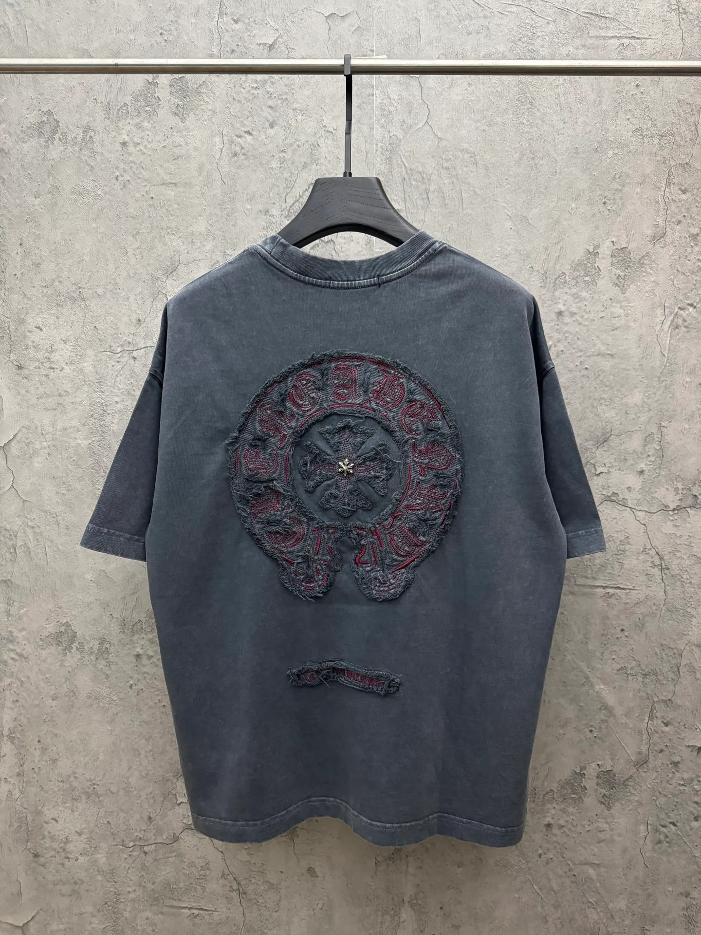 P240 top version, real shot without P, ​​different from market currency) 𝗖𝗵𝗿𝗼𝗺𝗲 𝗛𝗲𝗮𝗿𝘁𝘀/Croxin 2026 spring new original single counter American washed patch embroidered couple short sleeves 👑The highest version! Customized fabric 320 grams, washed and fried. Best-selling model at the counter. Very comfortable to wear. Accessories: Original molded and authenticated collar label➕100% silk wash label. Genuine purchase-grade original hangtag➕matching hanging rope➕3D hanging beads➕original packaging bag. Craftsmanship: The original version has consistent wiring! The highest version of the armhole matching technique! Color: Gray Black Size: S M L XL Style No.: 6602
